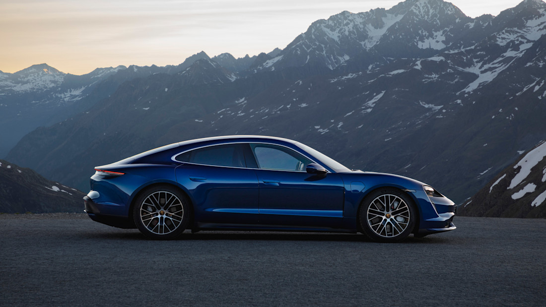 Porsche Taycan Turbo (1).jpg