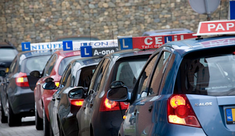 Nieuwe regels rijexamen verplichten iets wat bijna overal verboden is
