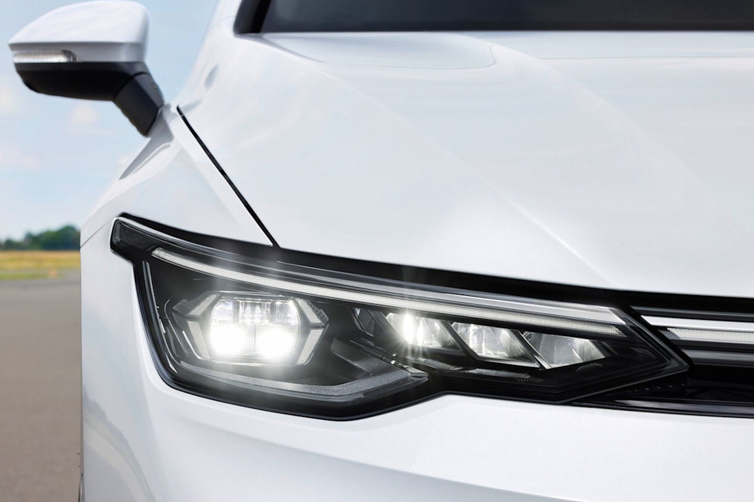 Volkswagen-Golf-2024-1600-0b.jpg