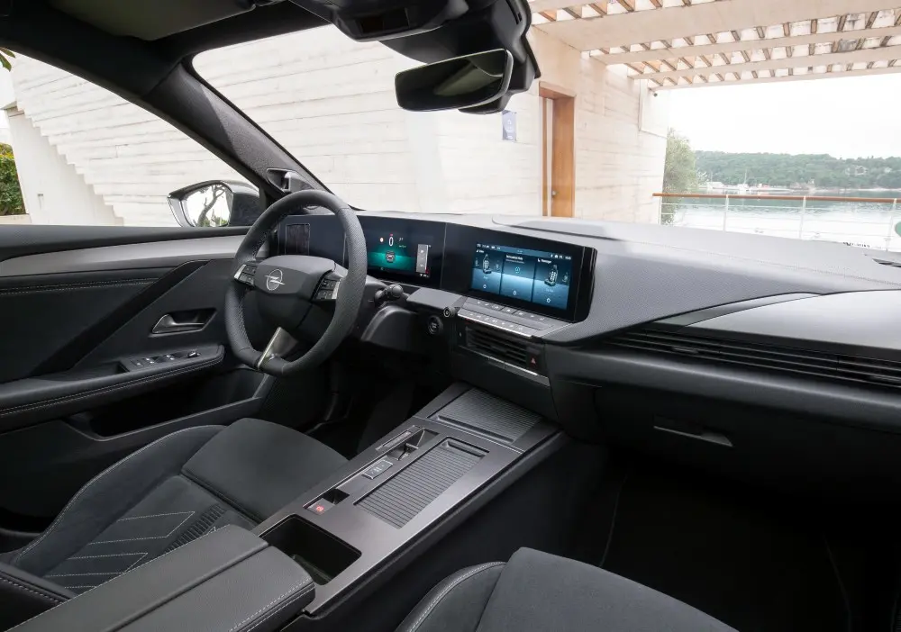 Opel-Astra-Sports-Tourer-Electric-interni