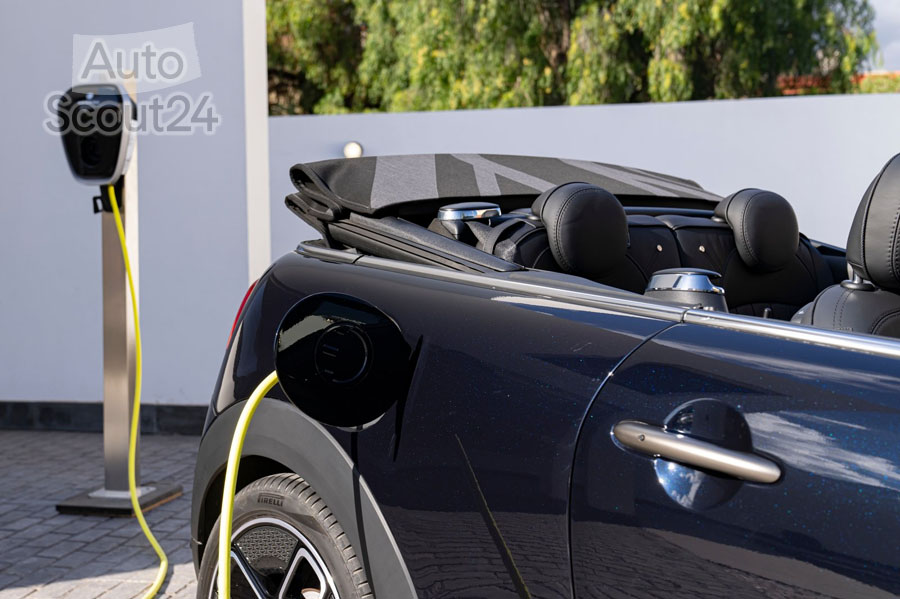 Mini-Cooper_SE_Convertible-2023-1600-a6.jpg