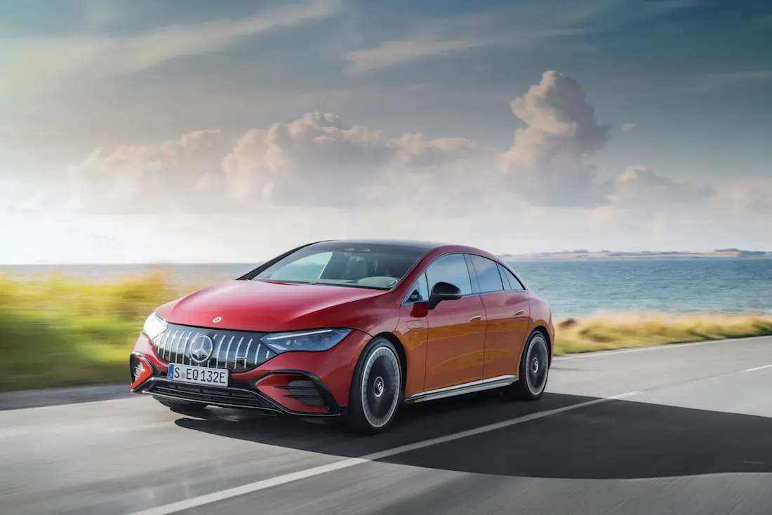 Mercedes-AMG EQE 43 (2022) rijdend, vooraanzicht Mercedes-AMG EQE 43 (2022) rijdend, vooraanzicht