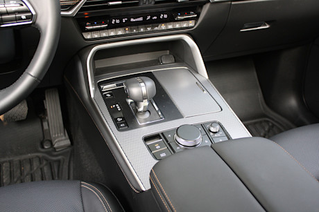 Match comparatif des VUS intermédiaires hybrides rechargeables, Édition 2024: Mazda CX-90 PHEV 2024 vs Mazda CX-70 PHEV 2025 Image