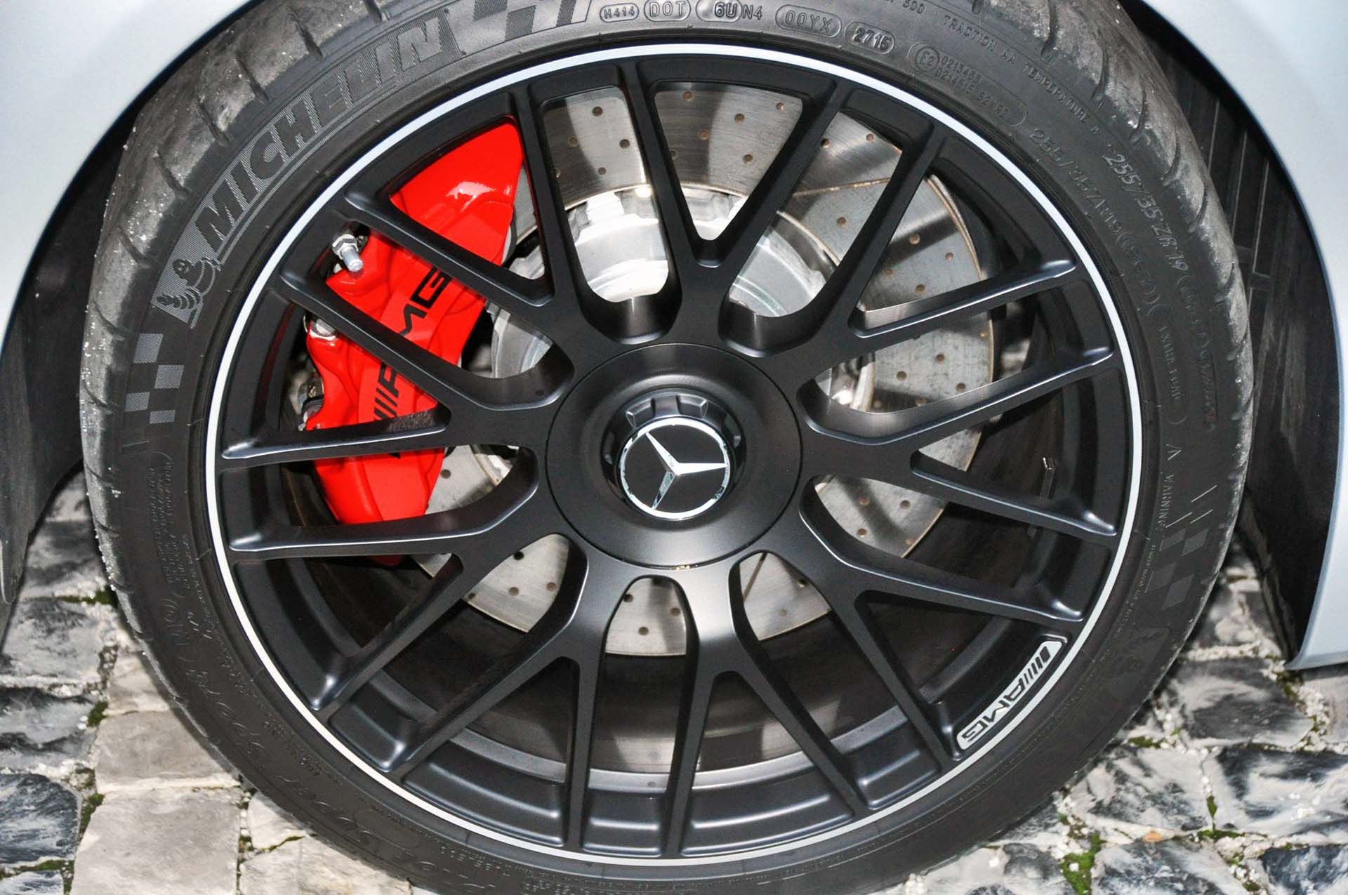 Or you could go for this look. 255-35/19 on the front (285s on the rear).