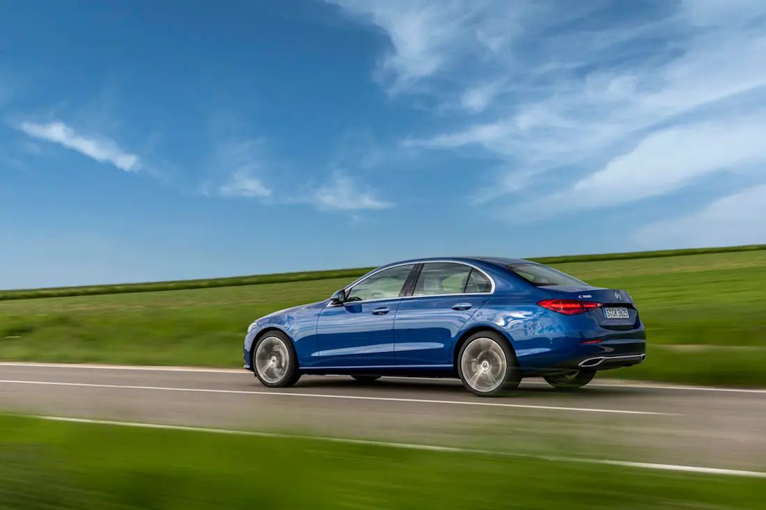 AS24 Mercedes C-Klasse 2021 rijdend achter AS24 Mercedes C-Klasse 2021 rijdend achter