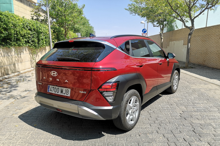 hyundai-kona-2023-1-0-mhev-tecno-review-autoscout24 (28).jpg