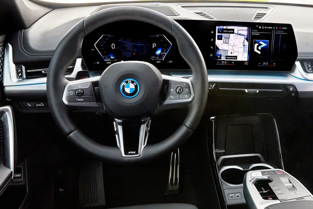  Aufgeräumt und mit immer weniger haptischen Bedienelementen zeigt sich der Innenraum des neuen BMW X1 (U11). Hier unterscheidet sich die Elektro-Variante nicht von den Verbrennern.
