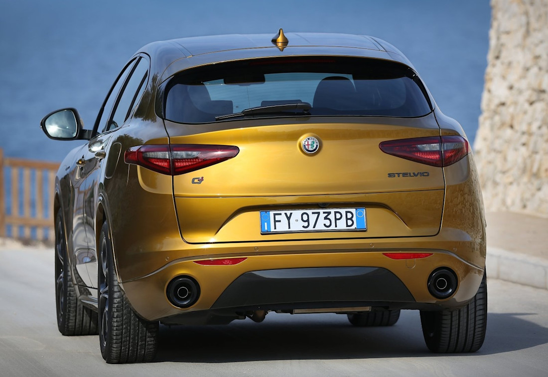 alfa-romeo-stelvio-back