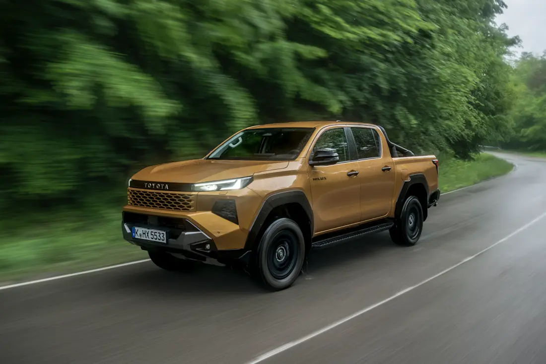 2026 Hilux Hybrid 48V Invincible Sulphur Yellow Dynamic 006