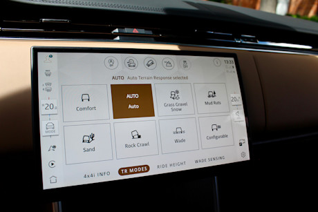 2026 Land Rover Range Rover SE PHEV Review Image