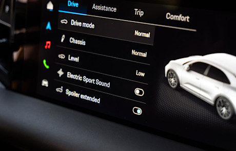 Editorial 2024 porsche macan turbo electric fd 240423 19 jw