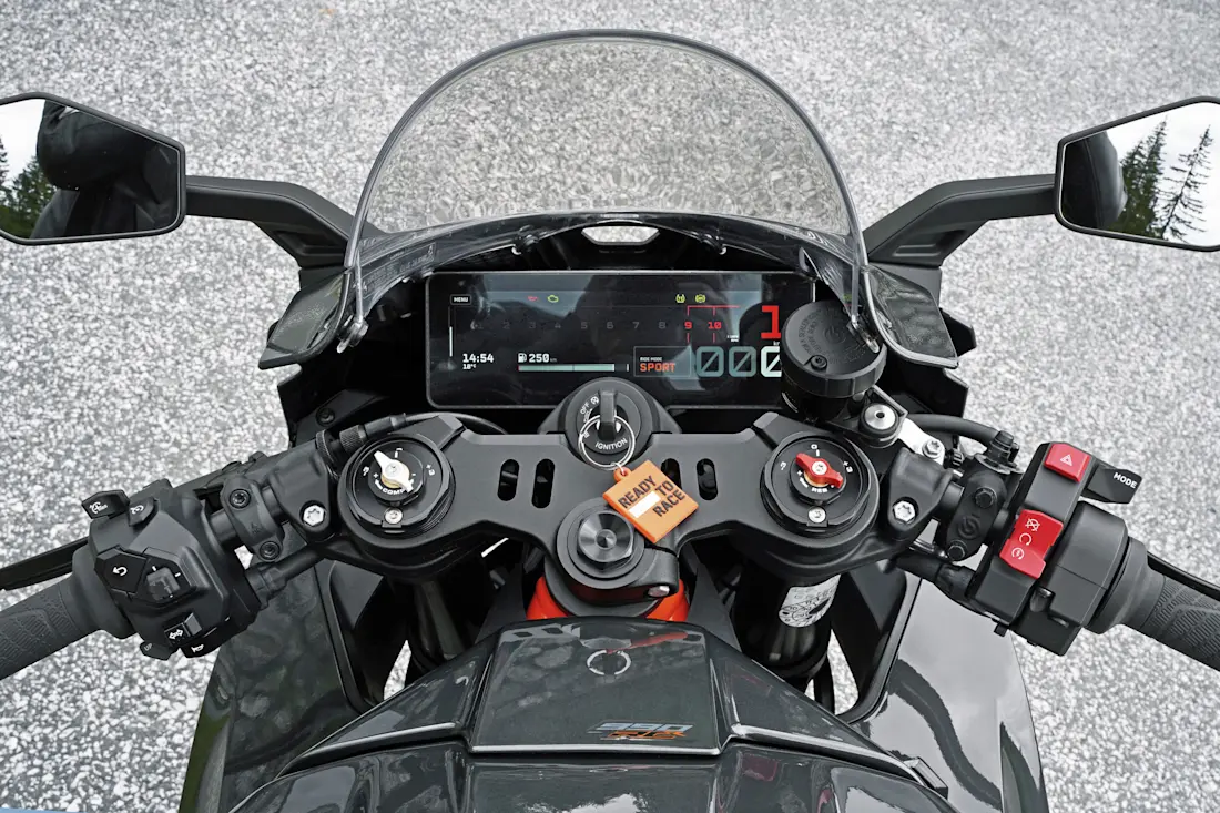 KTM 990-rc-r-2026_Cockpit