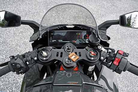 KTM 990-rc-r-2026_Cockpit