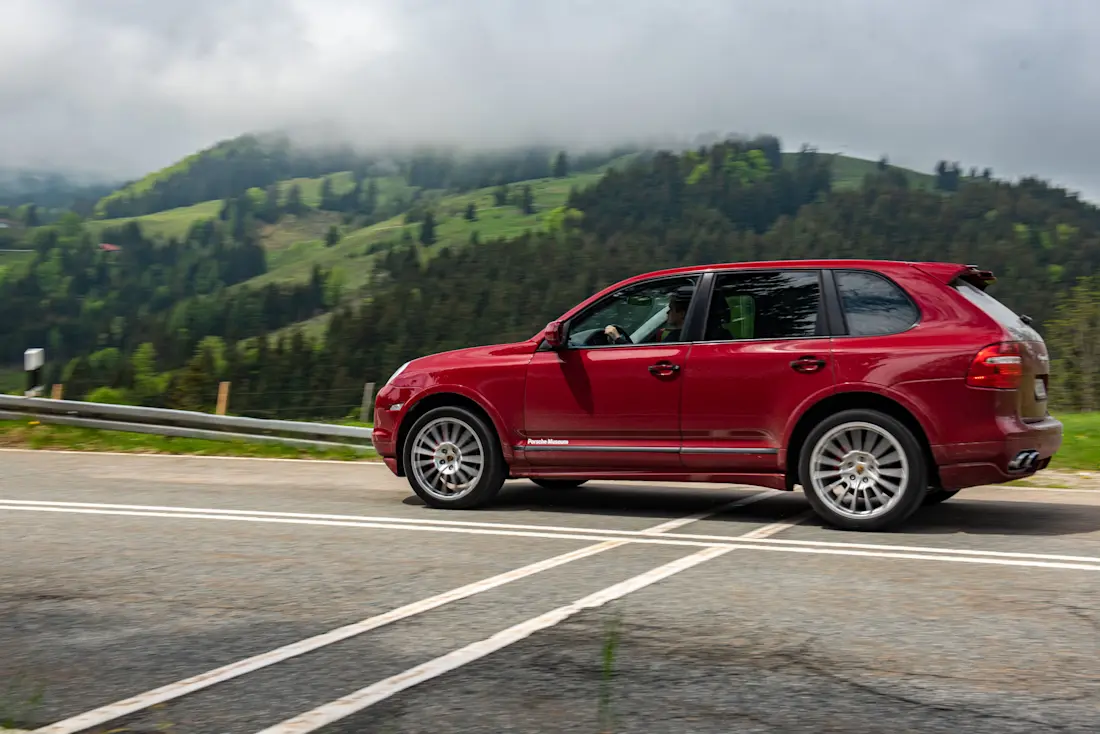 Trotz seiner mehr als 2,2 Tonnen Leergewicht lässt sich der erste GTS durchaus sportiv durch Kurven jagen. Luftferderung gab es optional, die adaptive Dämpferregelung war dagegen immer mit an Bord.   Trotz seiner mehr als 2,2 Tonnen Leergewicht lässt sich der erste GTS durchaus sportiv durch Kurven jagen. Luftferderung gab es optional, die adaptive Dämpferregelung war dagegen immer mit an Bord.