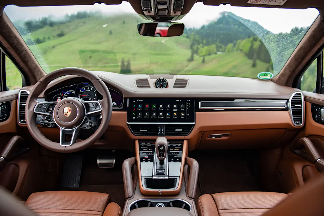 Digitaler Kommandostand: Der aktuelle Cayenne zeigt auch durch das neue PCM 6.0 seine Fähigkeiten, die alte mit der neuen Welt zu verbinden. Allerdings bleibt die Bedienqualität manchmal auf der Strecke.  Digitaler Kommandostand: Der aktuelle Cayenne zeigt auch durch das neue PCM 6.0 seine Fähigkeiten, die alte mit der neuen Welt zu verbinden. Allerdings bleibt die Bedienqualität manchmal auf der Strecke.