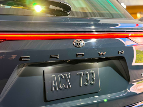 Editorial 2025 toyota crown signia p 231115 05 jw