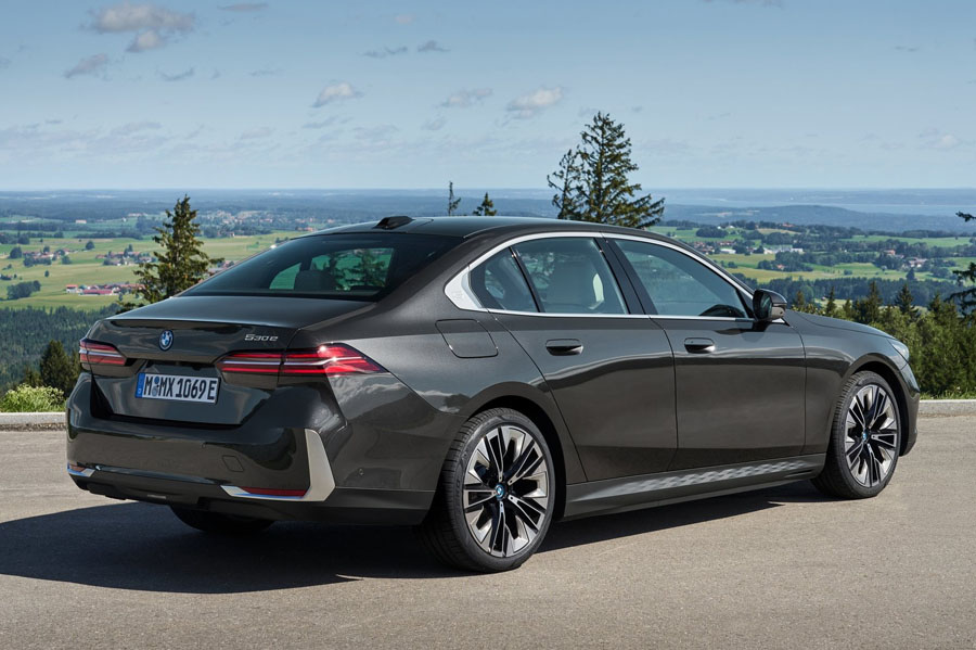 BMW-530e_Sedan-2024-1600-0e.jpg