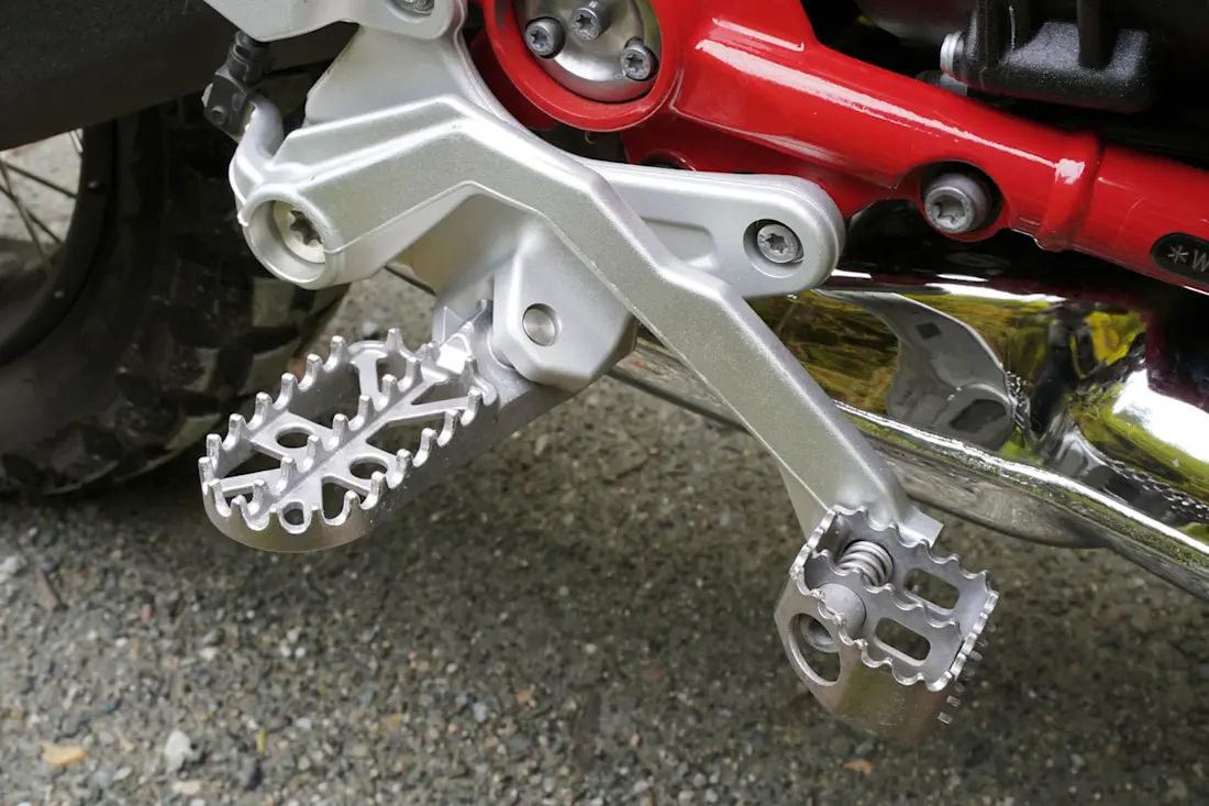 7 bmw-r-12-gs-enduro-fussrastenanlage