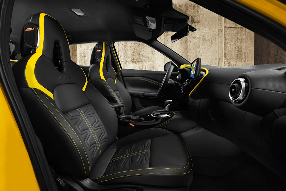 JUKE MC 2024 - Interior seats cockpit yellow