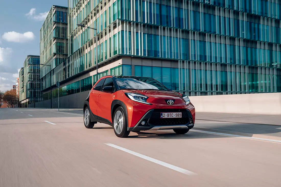 Toyota Aygo X (2022) rijdend, vooraanzicht