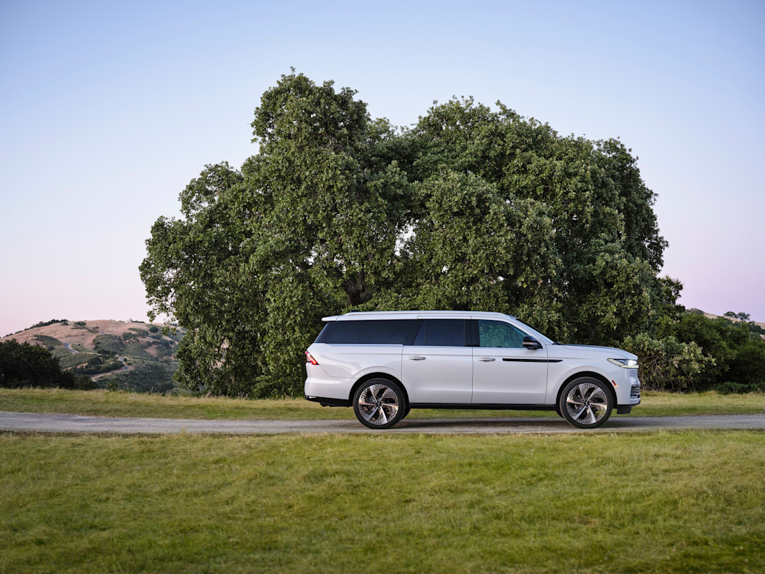 Editorial 2025 lincoln navigator l black label crystal white 03