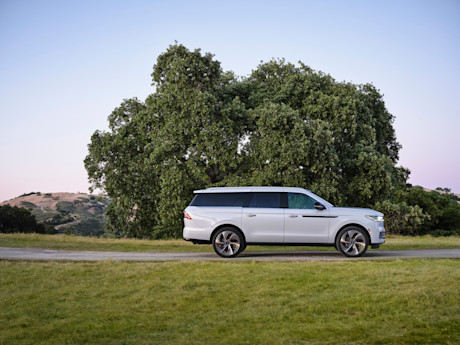 Editorial 2025 lincoln navigator l black label crystal white 03