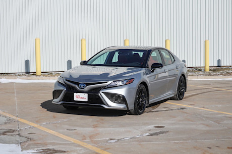 Editorial 2021 toyota camry hybrid xse 02 jm