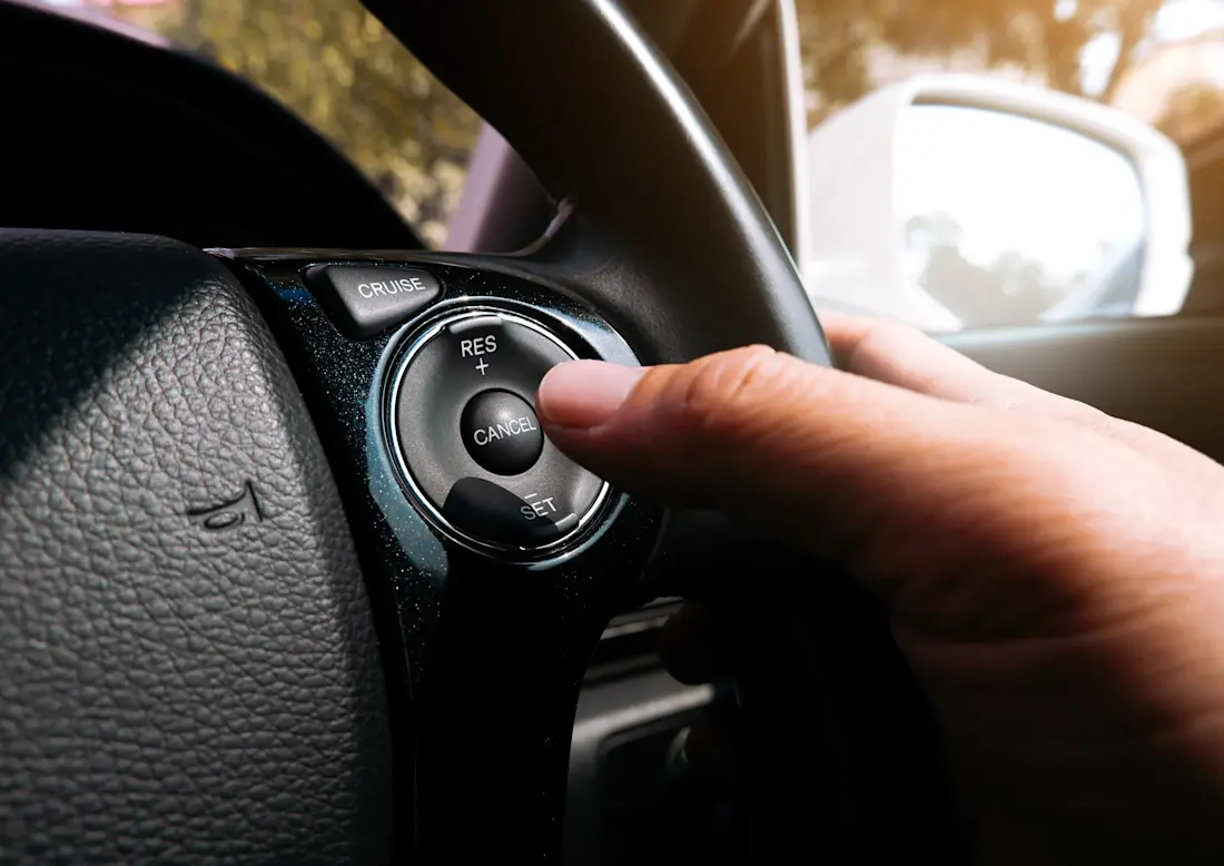 Cruise control: cos’è, come funziona, adattivo, come si attiva