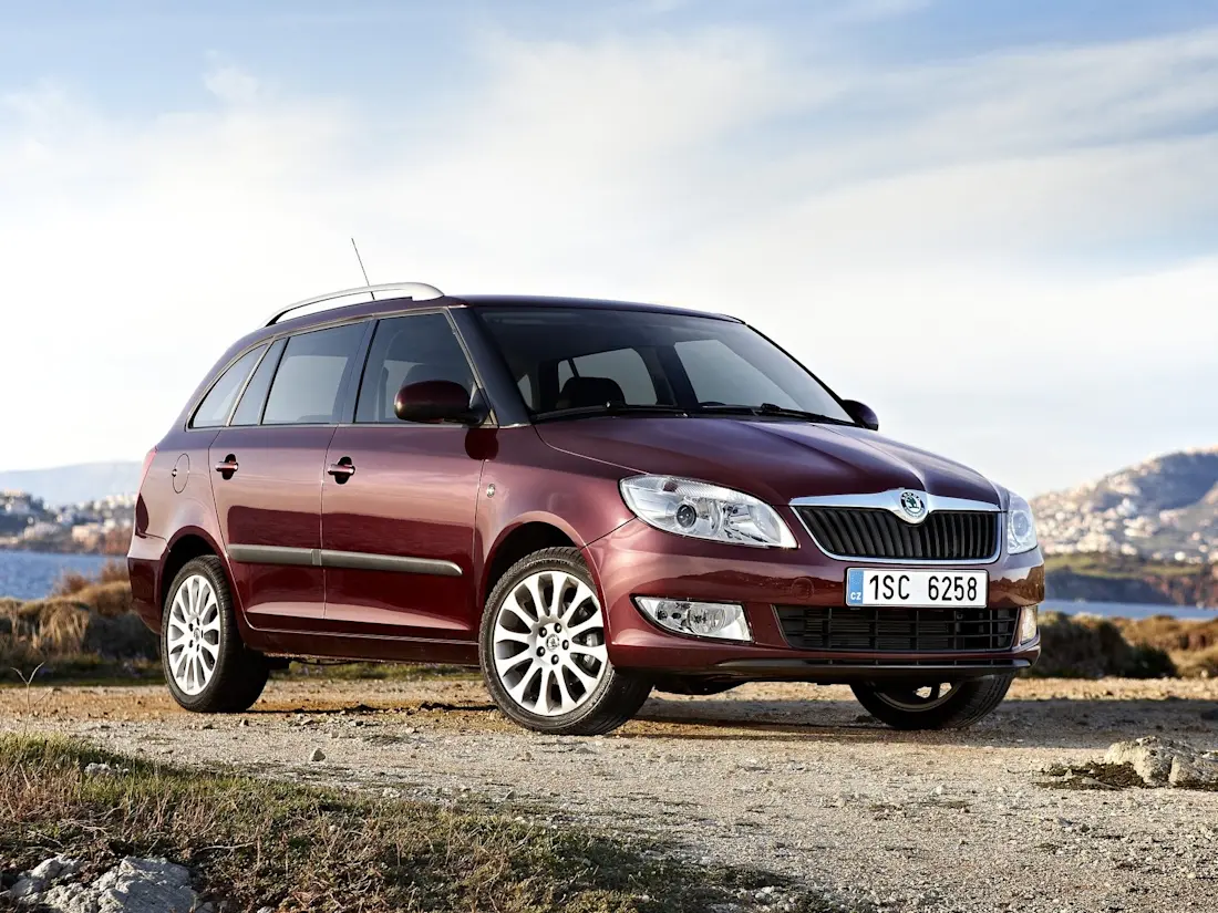 Skoda-Fabia Combi-2011-wallpaper