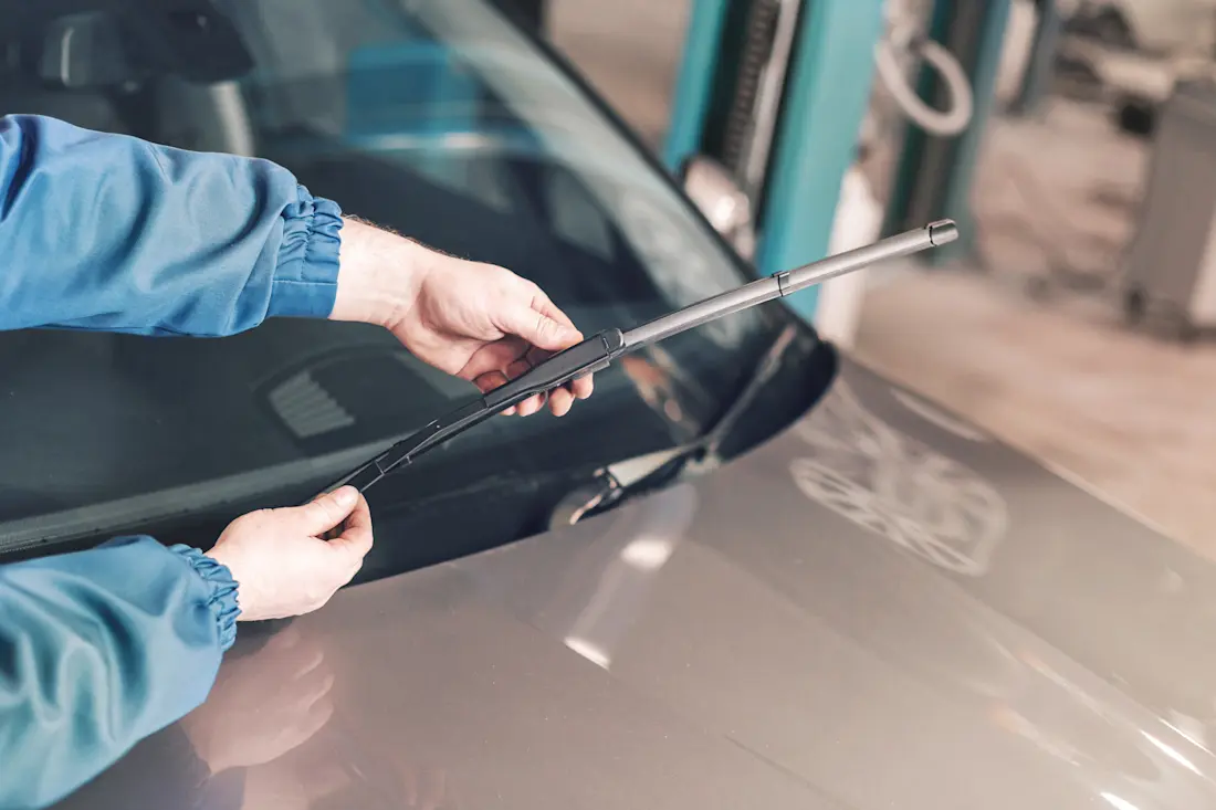 Wenn die Gummilippen der Scheibenwischer nicht in einem 90 Grad Winkel anliegen, können die Lippen gegen die Wischbewegung zeigen und über die Windschutzscheibe springen.  Wenn die Gummilippen der Scheibenwischer nicht in einem 90 Grad Winkel anliegen, können die Lippen gegen die Wischbewegung zeigen und über die Windschutzscheibe springen.