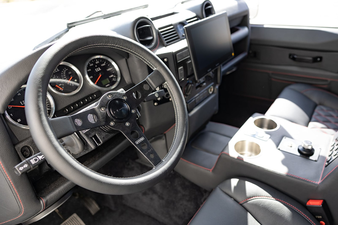 Land-Rover-Defender-Project-Ghost-restomod-electrico (1).jpg