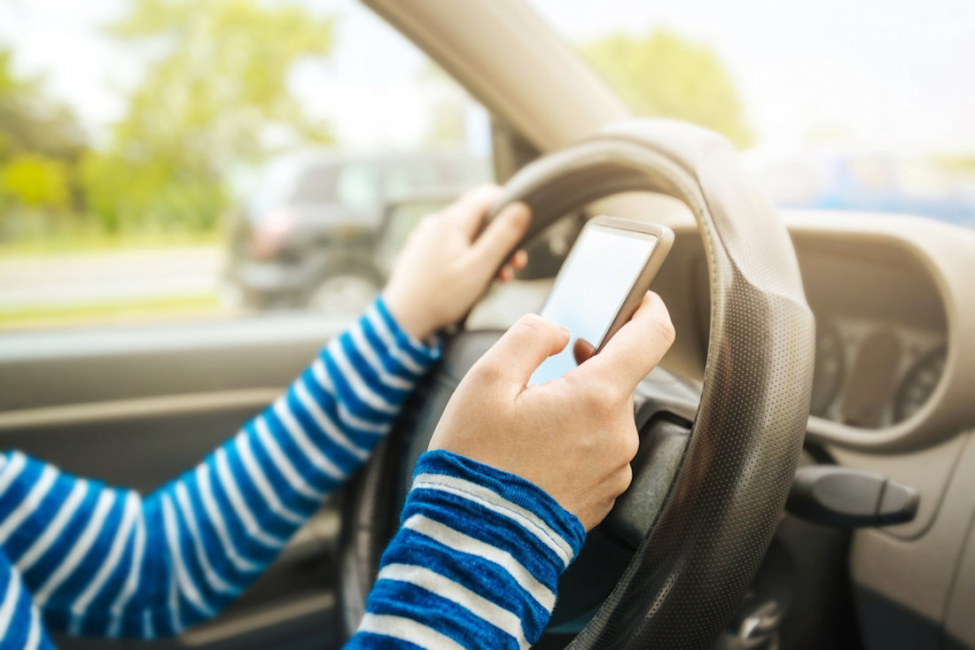 Smartphone alla guida: nuove multe e sospensione patente