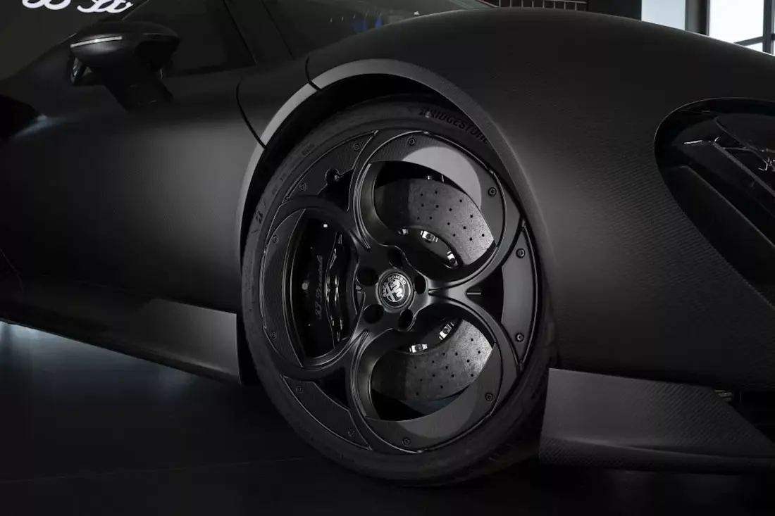 Alfa Romeo 33 Stradale Perla Nera 2026 (9).jpg