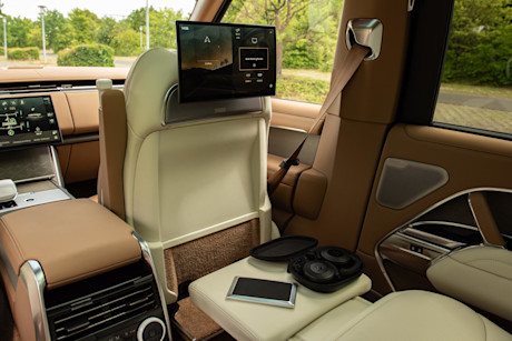 range-rover-p550e-sv-infotainment-hinten