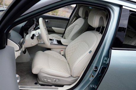 Genesis GV60 Performance 2023 : essai routier Body Image
