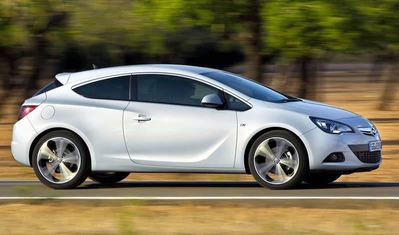 opel-astra-gtc-side