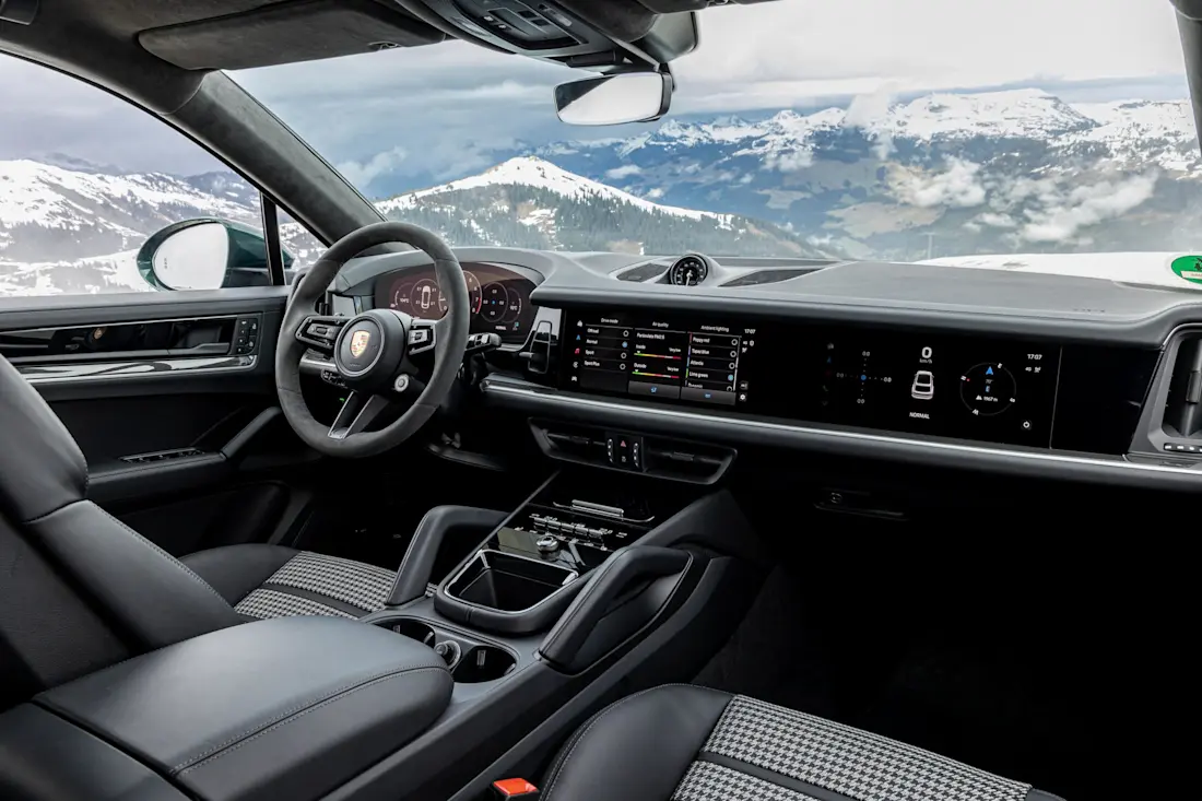 Porsche verzichtete bei der Bedienung auf Experimente. Alles ist da, wo man es erwartet. Der Gangwahlhebel wandert von der Mittelkonsole rechts neben die Kombianzeige. Eine Geschmacksfrage bleibt der Beifahrer-Bildschirm.  Porsche verzichtete bei der Bedienung auf Experimente. Alles ist da, wo man es erwartet. Der Gangwahlhebel wandert von der Mittelkonsole rechts neben die Kombianzeige. Eine Geschmacksfrage bleibt der Beifahrer-Bildschirm.