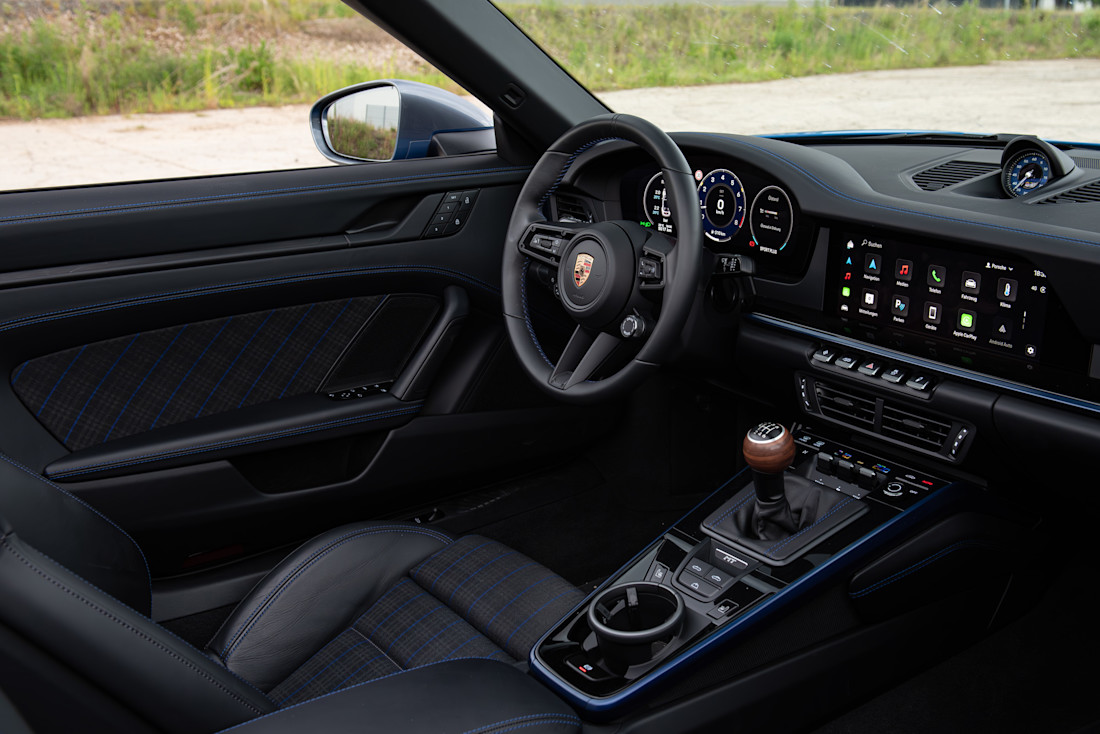 porsche-911-t-cabrio-2025-cockpit