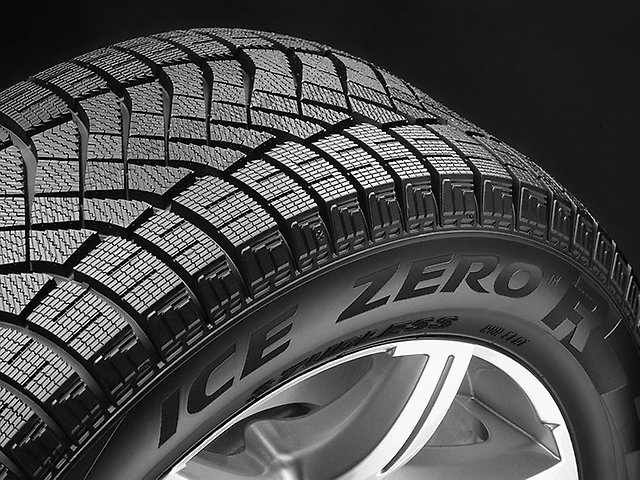 Le manufacturier italien Pirelli est reconnu pour ses pneus de performance, mais son pneu d’hiver Ice Zero FR conçu pour les voitures de tourisme se débrouille très bien également en condition hivernale. Il s’avère également abordable, et facile à trouver.