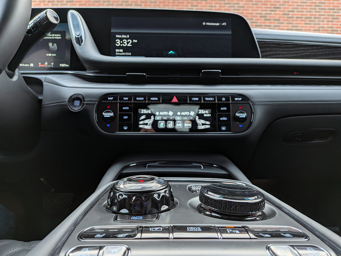 2026 Genesis G90 Black Edition - TD - SBe - 260327 - 37.jpg