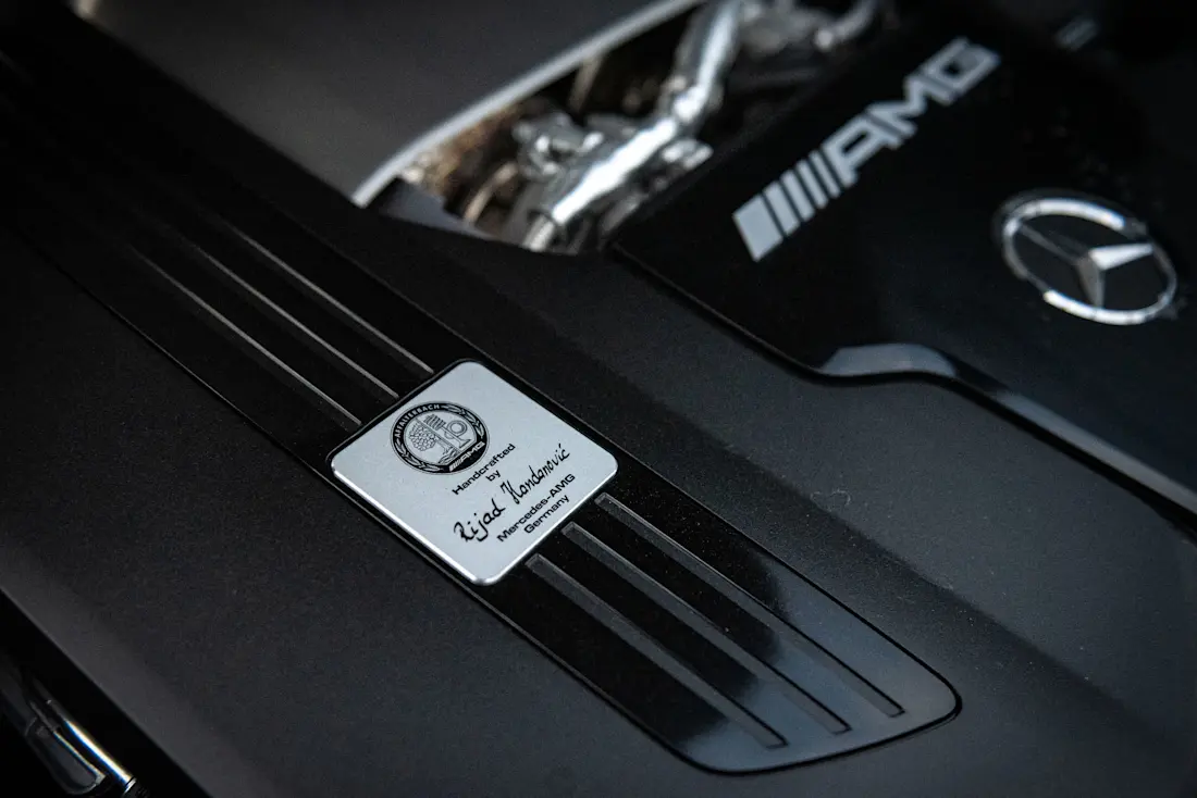  "Ein Mann, ein Motor" - die großen AMG-Motoren werden weiterhin per Hand von nur einem Angestellten zusammengebaut. Den Namen verrät die Plakette im Motorrraum.