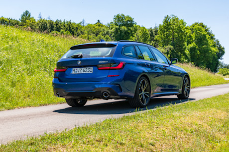BMW-320d-Touring-2020-Side-Rear2