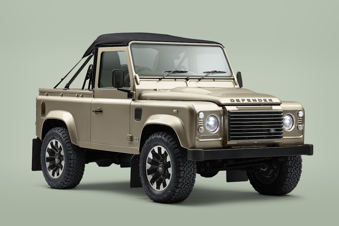 Land-Rover-Defender-Classic-V8-Soft-Top-2025 (3).jpg