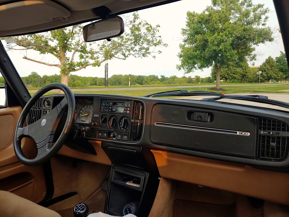 1987 SAAB 900 S interior