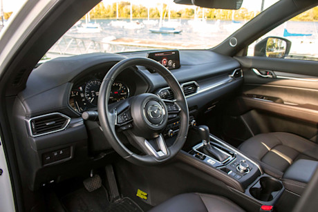 Mazda CX-5 Signature 2.5T vs 2.2D 2019 : match comparatif Image