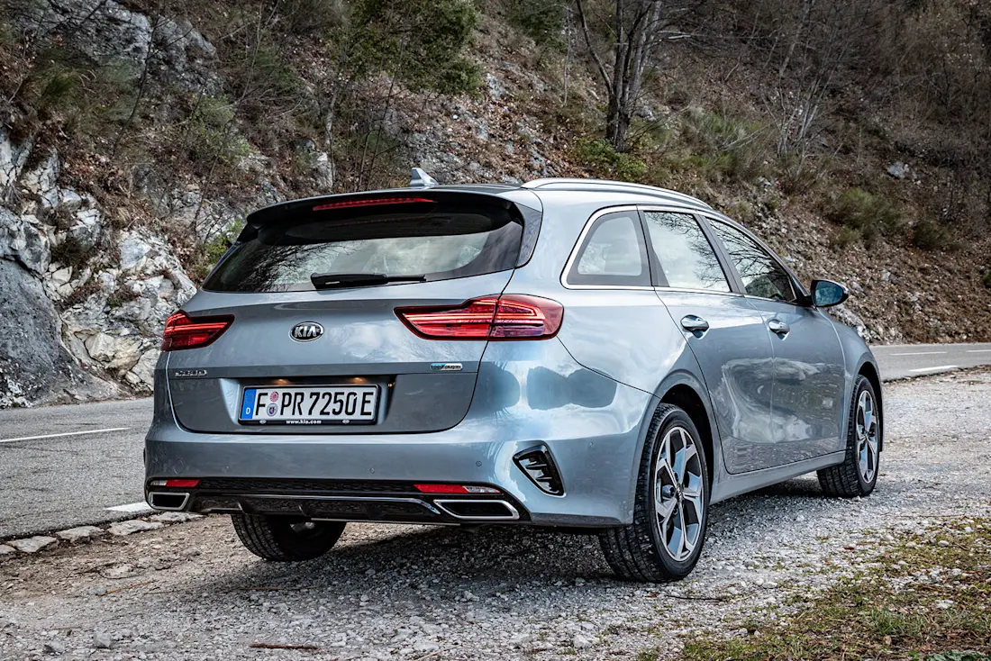 Kia-Ceed-Sportswagon-Rear-Side-2 Kia-Ceed-Sportswagon-Rear-Side-2
