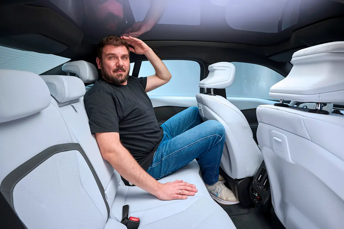 bmw-i3-neue-klasse-2026-rueckbank-tv