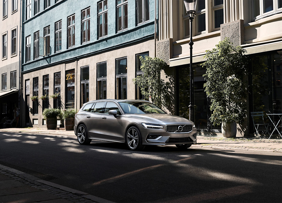 223574_New_Volvo_V60_exterior.jpg