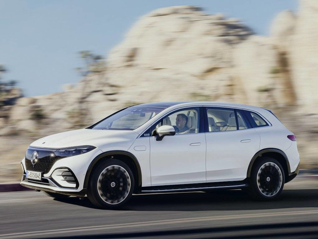 In de elektrische Mercedes EQS kun je niet achterin zitten, dus is er nu de EQS SUV