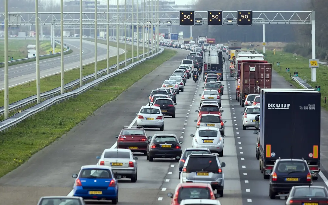 Het is net zo druk op de Nederlandse wegen als voor corona, en toch staan we minder in de file